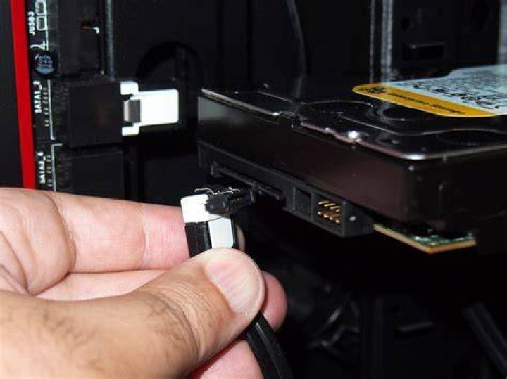 Can I connect and disconnect a SATA harddrive while my computer is running?