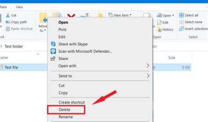 Delete all files from a folder using a bat that match a certain pattern in Windows 10