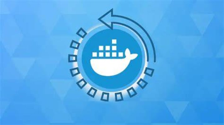 How can I automatically restart Docker containers after a Windows Server reboot?