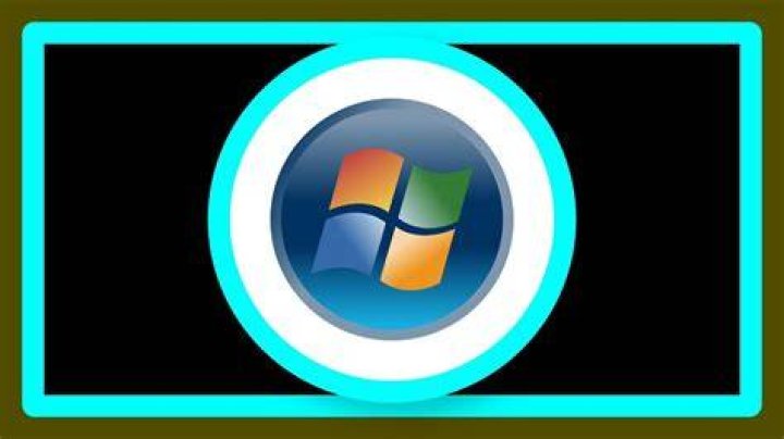 How to watch a video in full screen on multiple monitors?