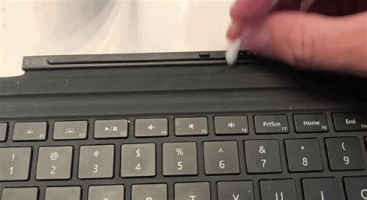 Surface Pro 4 keyboard not responding and LEDs don't work