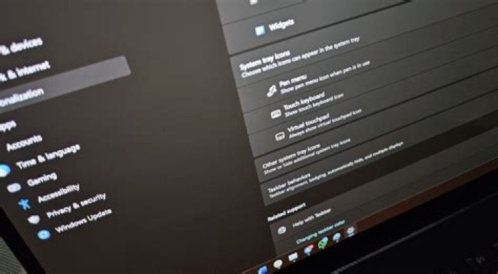 Taskbar > Turn on notifications