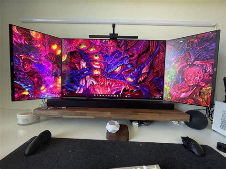 Triple monitor setup with one big and two half-sized portraited screens